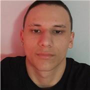 Joven estudiante con ganas de ayudar a los niños a hacer deberes